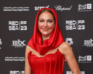 مريم أوزرلي بإطلالة مستوحاة من الأزياء السعودية