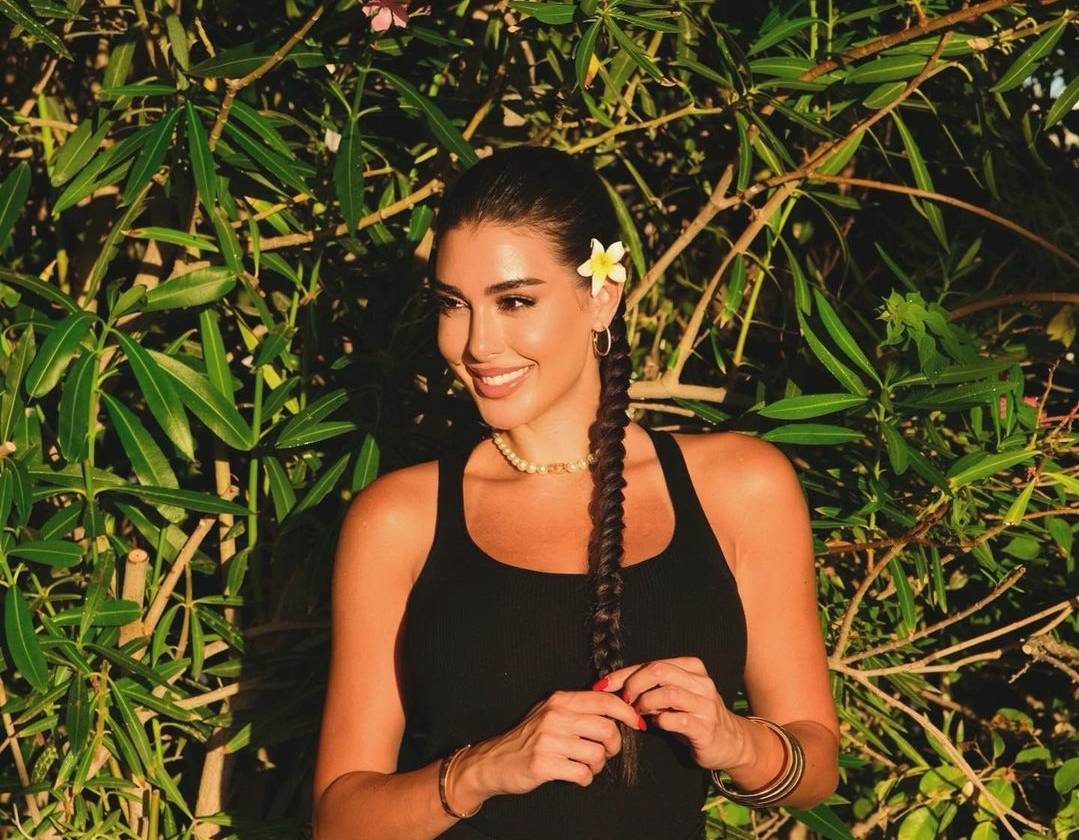 ياسمين صبري تضجّ أنوثة بالأصفر وتستعرض مكياجها بدلع