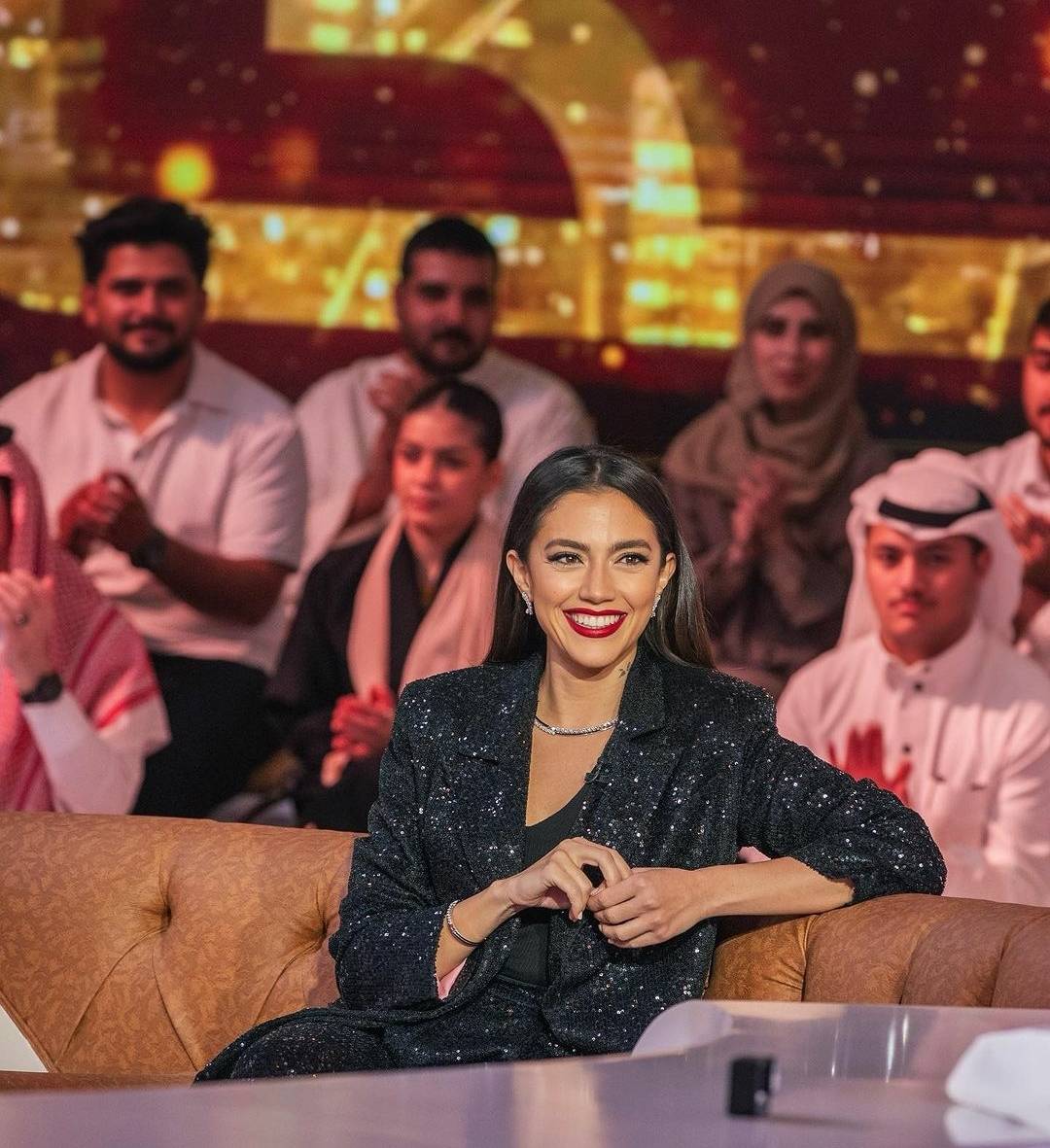 ستيفاني عطالله تضجّ أنوثةً بفستان ذهبي فخم