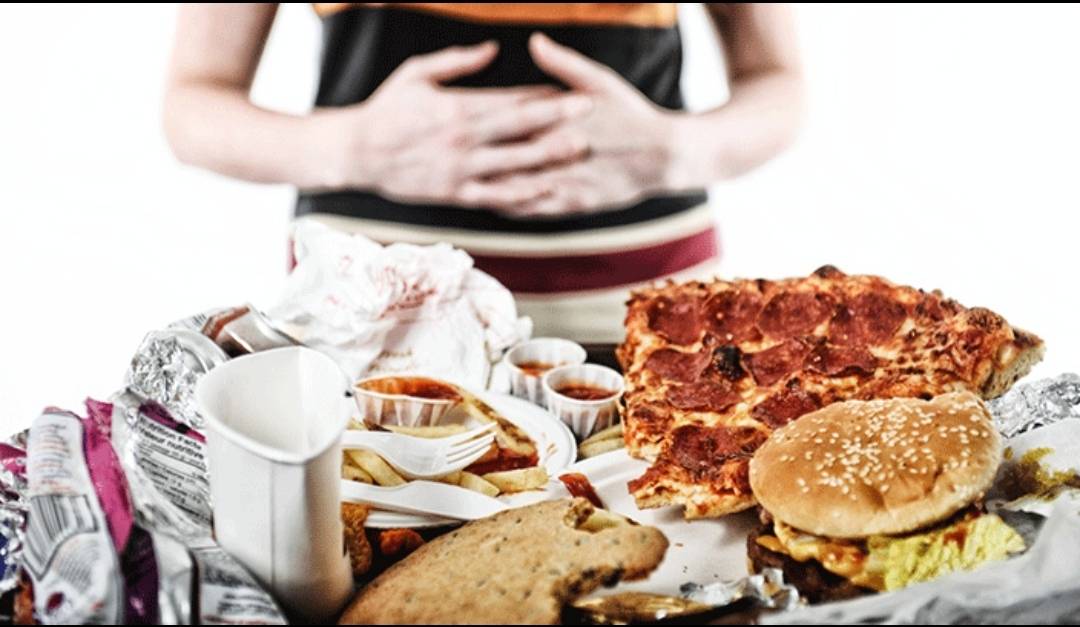 هل تنفجر المعدة بسبب الإفراط في الطعام؟