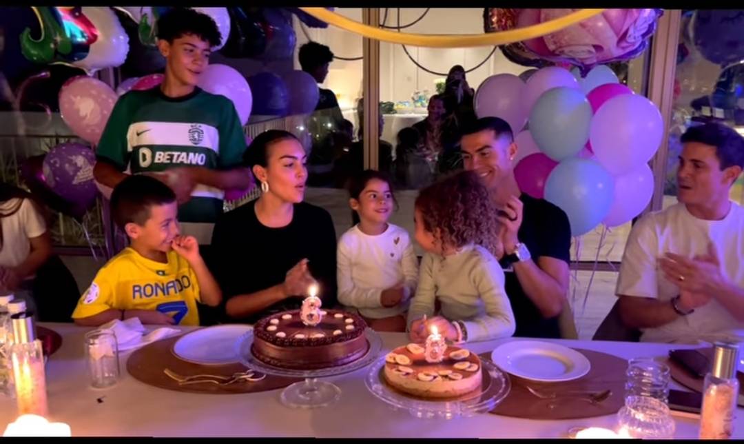 بالفيديو - جورجينا رودريغيز ورونالدو يلعبان على الثلج كالأطفال