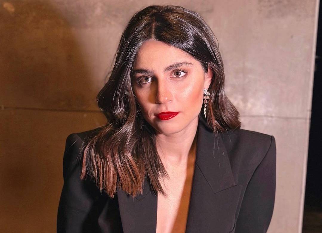 ناديا شربل تُحدث ضجة بفستانها الجريء