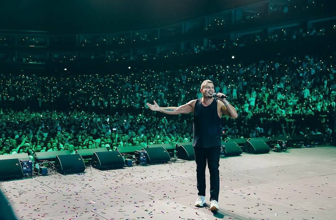 عمرو دياب يتألق بساعة فخمة من 