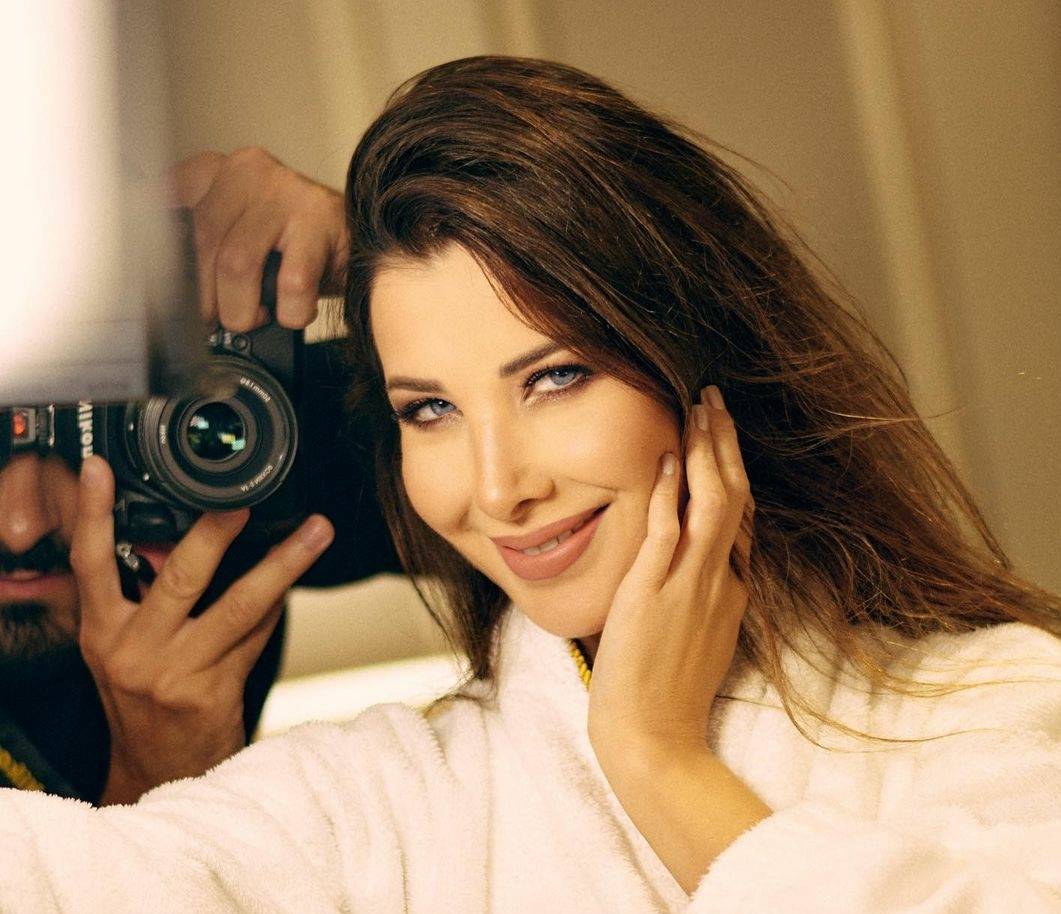 نانسي عجرم تحيّر الجمهور بإطلالتها في الرياض.. مختلفة أم غير مناسبة؟