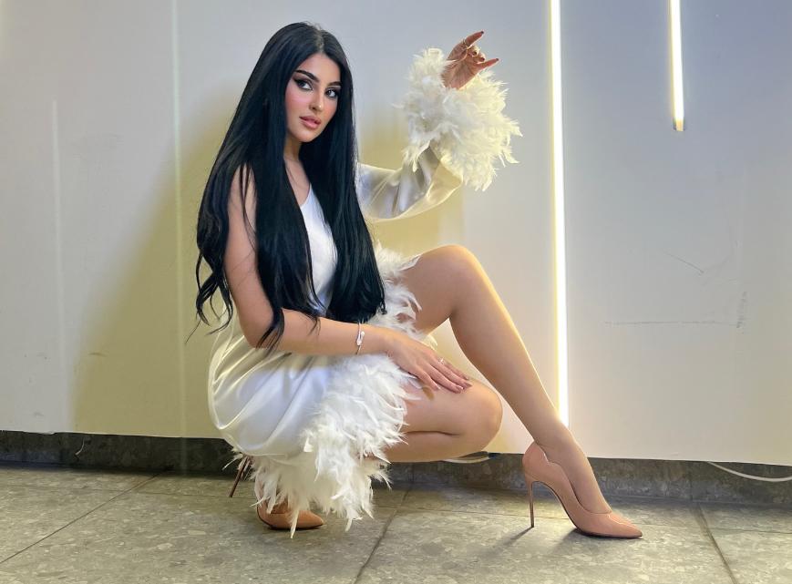 المهرة البحرينية تحبس الأنفاس بـ Mini Dress جريء