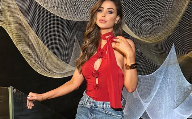 أنابيلا هلال بلون شعر جديد وإطلالة جريئة في دبي