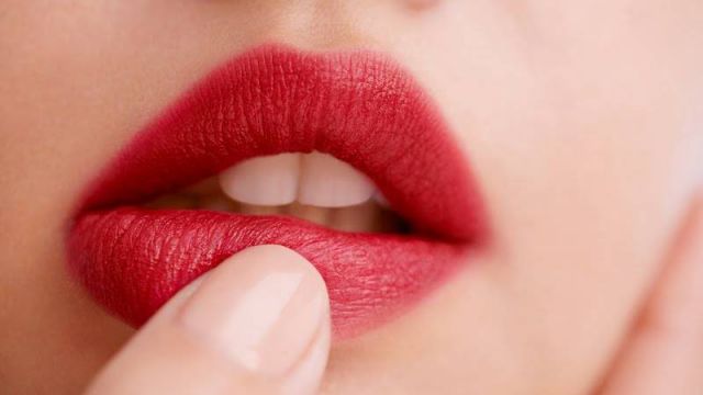 أخطاء شائعة عند وضع أحمر الشفاه.. تجنبيها