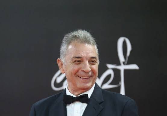 بالفيديو - محمود حميدة يبكي بتأثر على المسرح