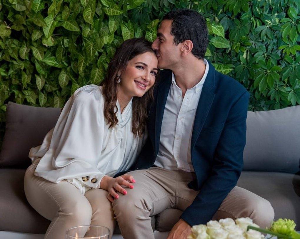 شام الذهبي بإطلالتين زهرية وزرقاء... خمّنوا جنس جنينها قبيل الولادة!