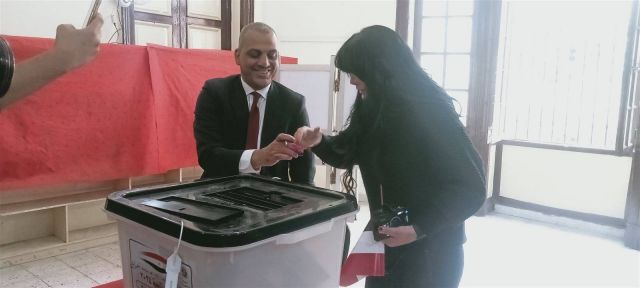 حورية فرغلي أثناء إدلائها بصوتها في الانتخابات الرئاسية