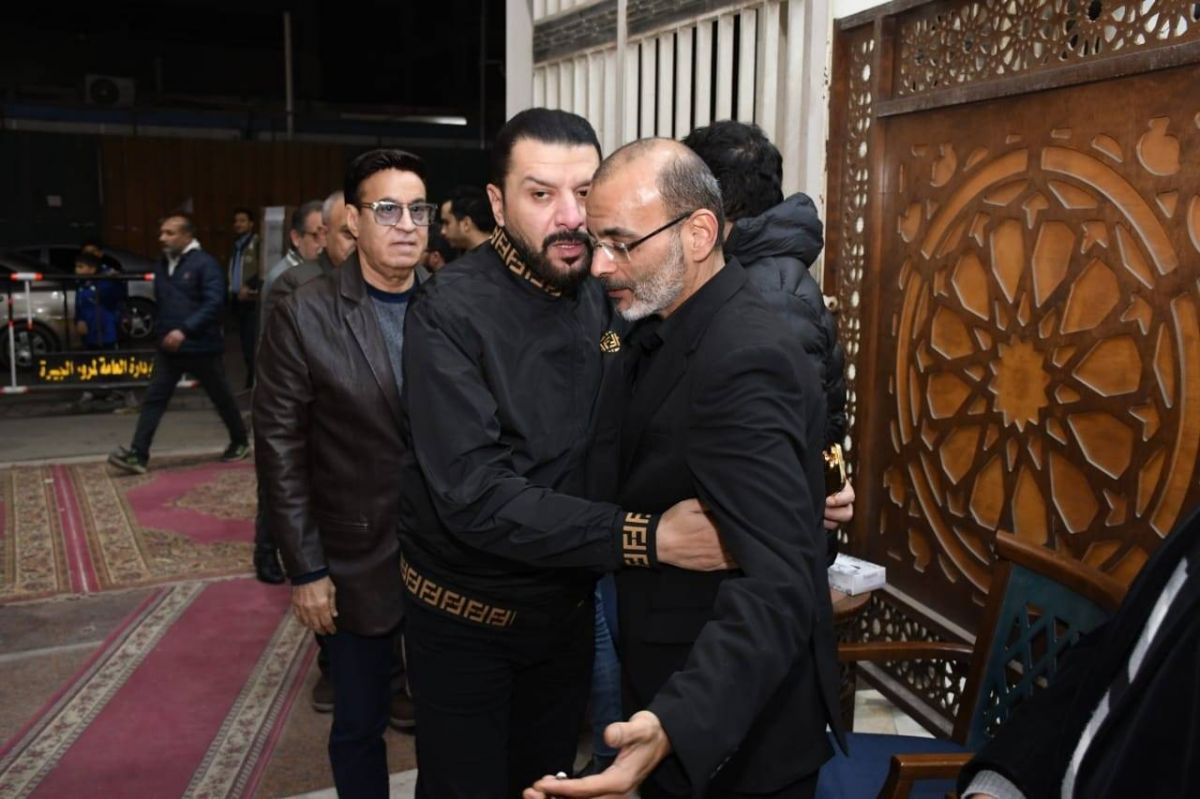 بالصور - بعد هجومه عليه... مصطفى كامل يحضر عزاء شقيق أبو الليف في غيابه