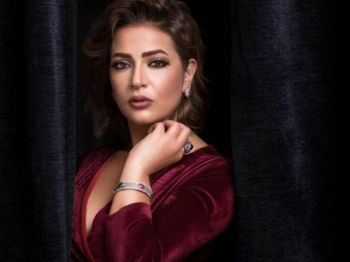 نجاة فنانة مصرية شابة من موت محقق في حادث سير