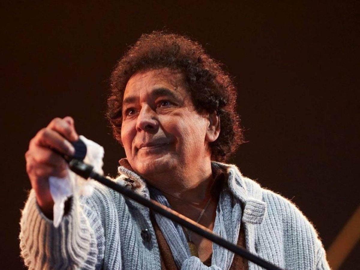 حكيم يطمئن الجمهور على صحة محمد منير