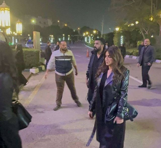 مي عمر ومحمد سامي يصلان عزاء أشرف عبد الغفور