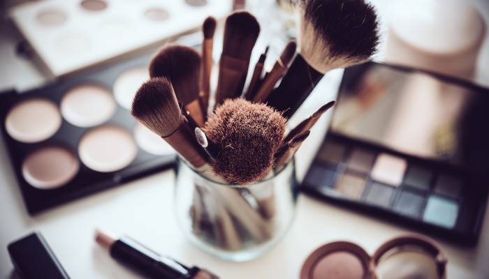 الفارق بين فراشي المكياج واستخداماتها