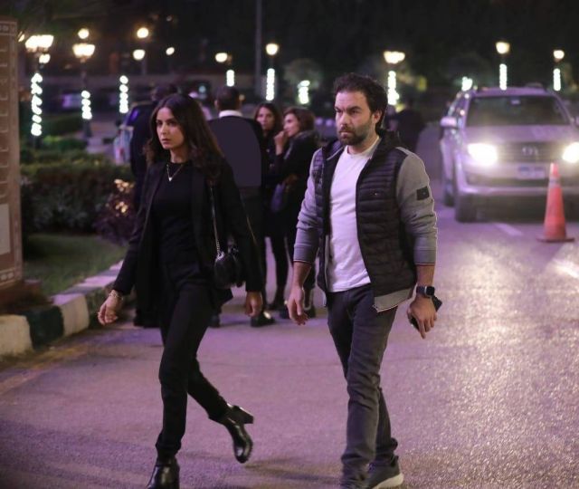 شريف رمزي وريهام أيمن في طريقهما لعزاء أشرف عبد الغفور