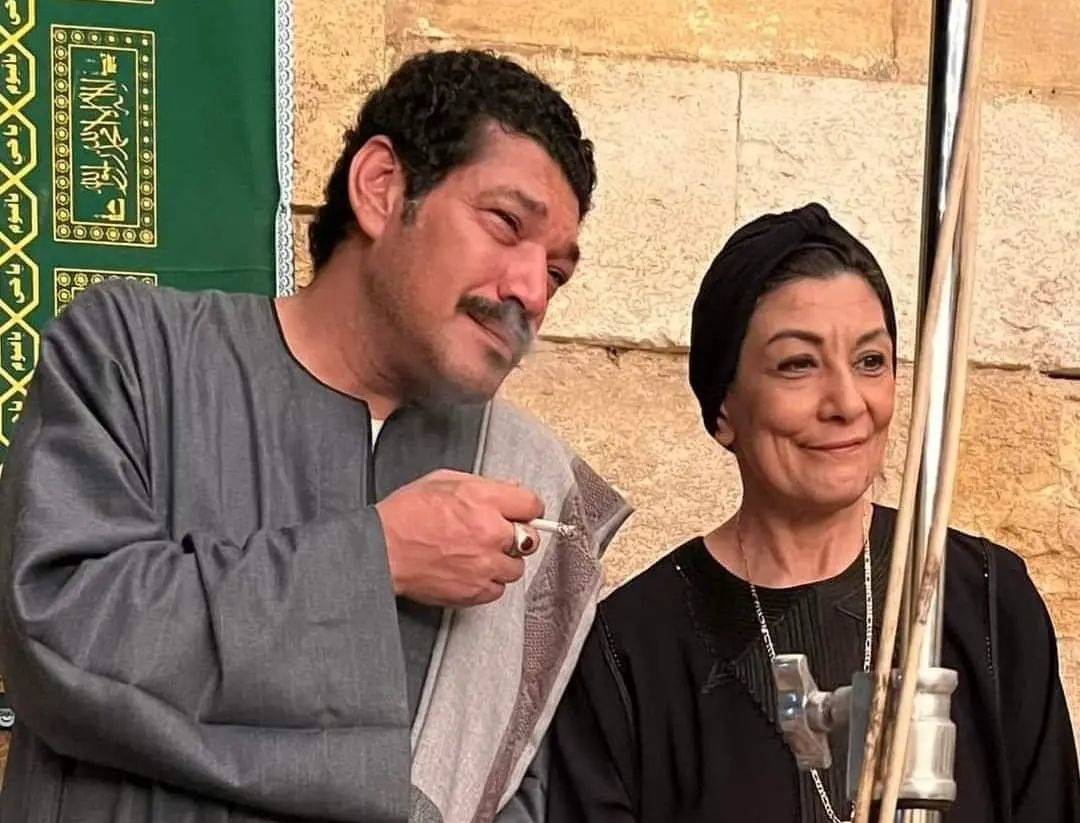 بالفيديو - سماح أنور وأسرة مسلسل 