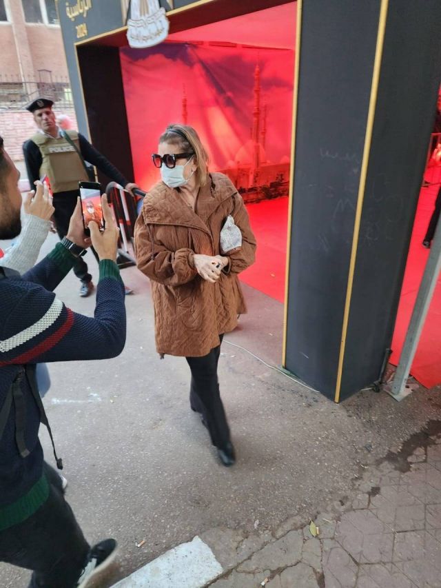 يسرا بعد خروجها من لجنة الانتخابات