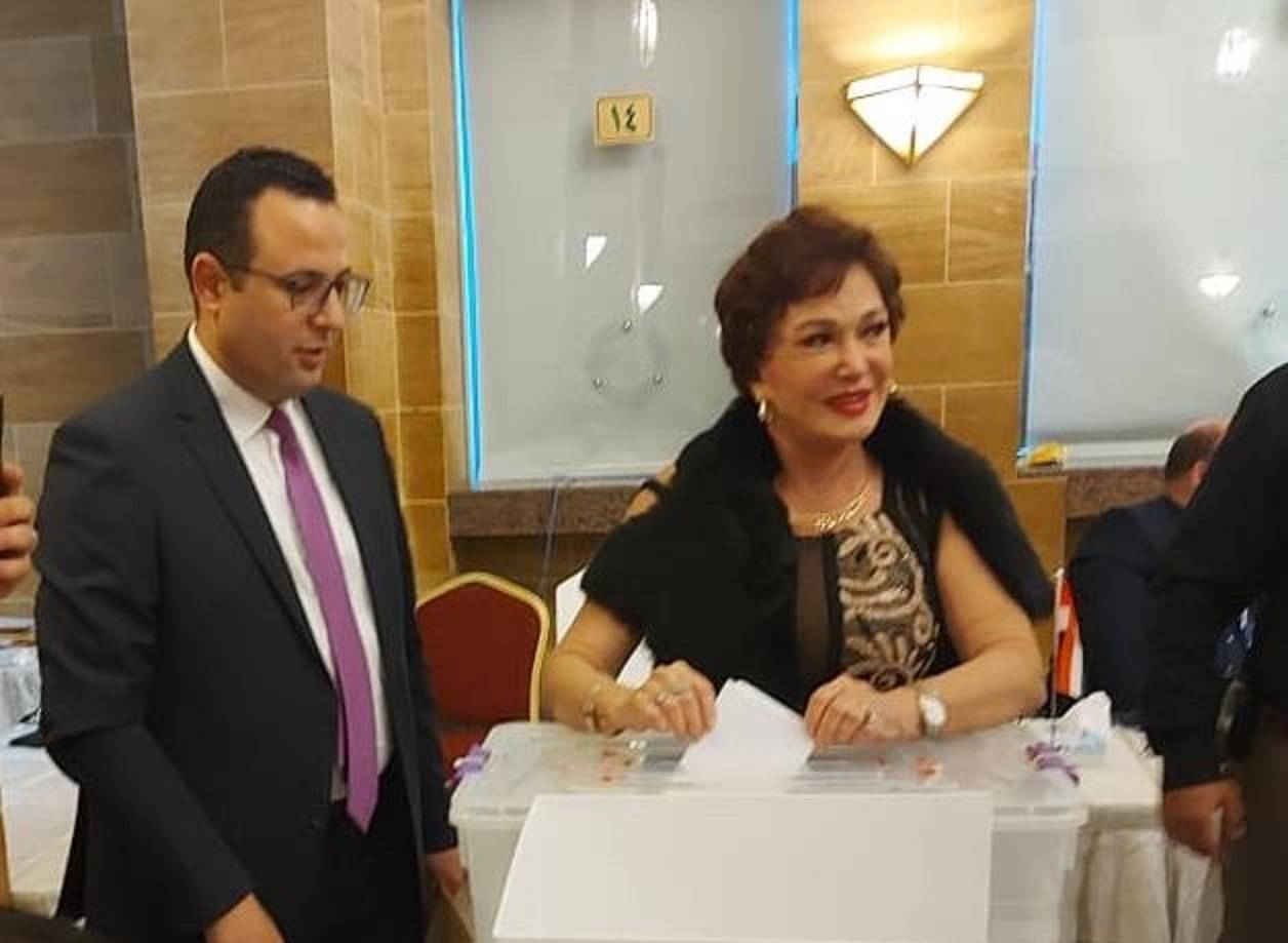 لبلبة تدلي بصوتها في انتخابات الرئاسة بجدة