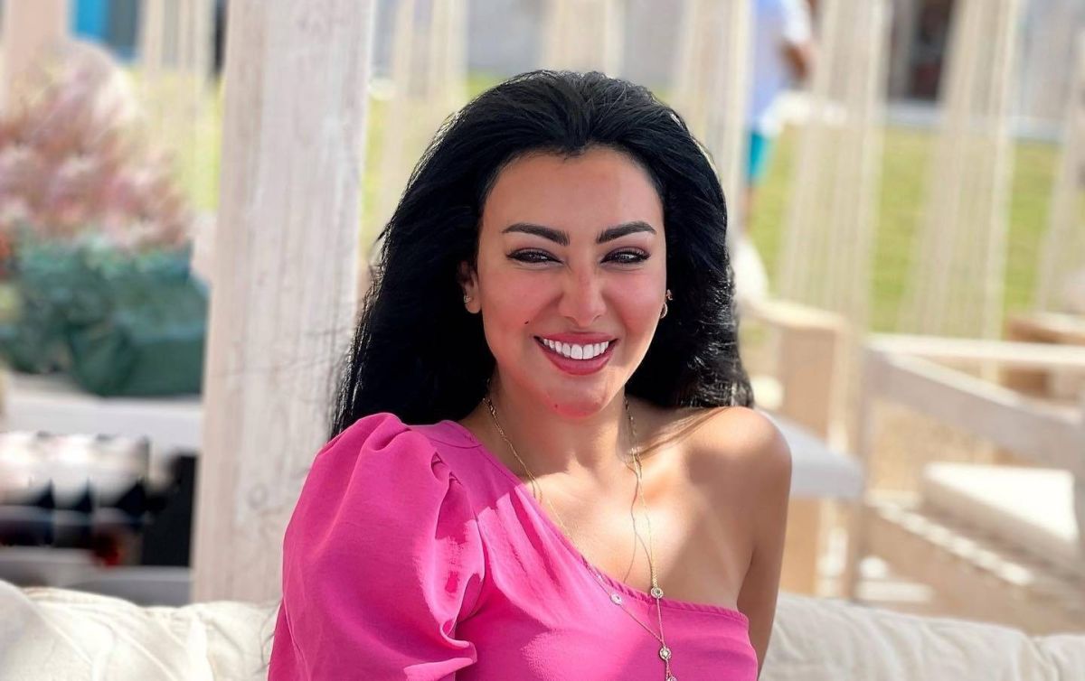 ميرهان حسين تؤدي مناسك العمرة