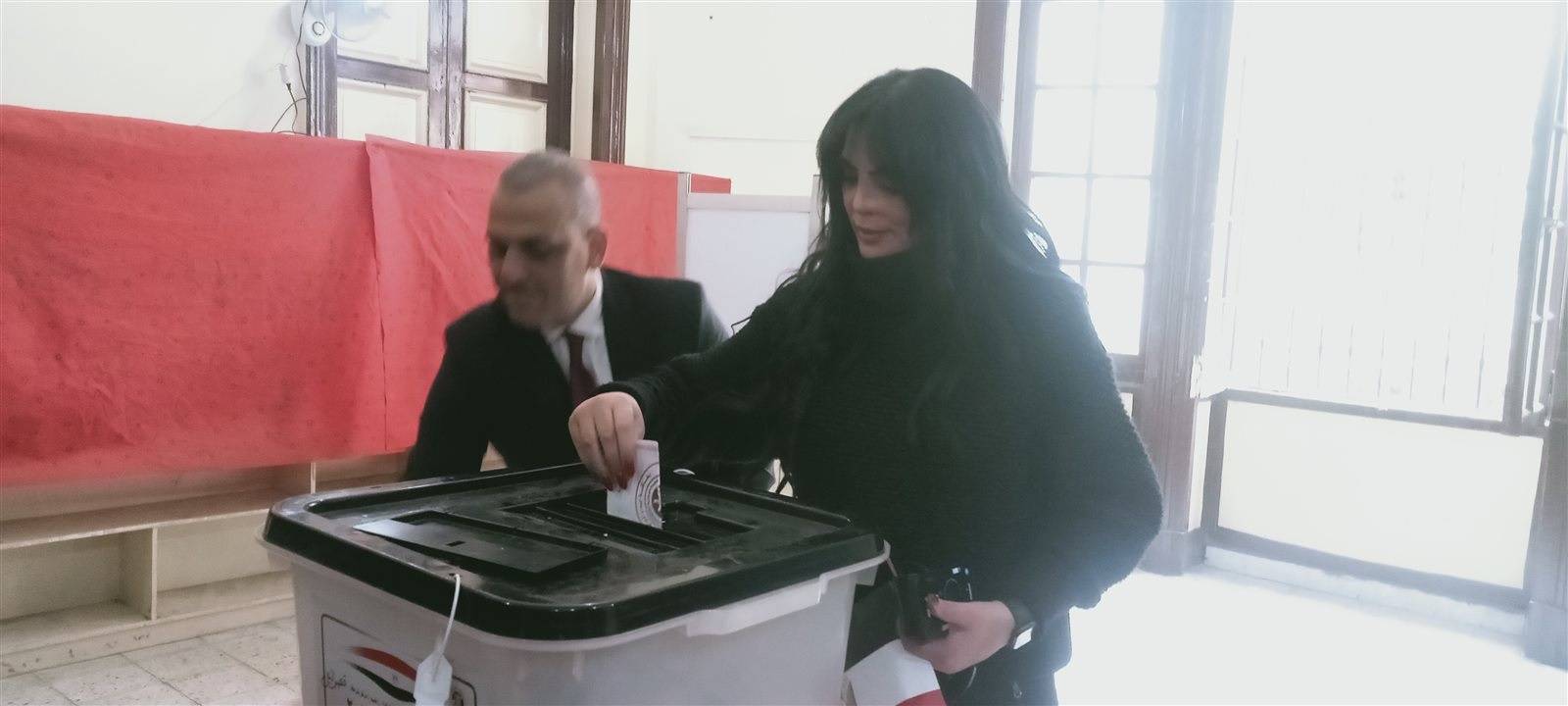 حورية فرغلي أثناء إدلائها بصوتها في الانتخابات الرئاسية 