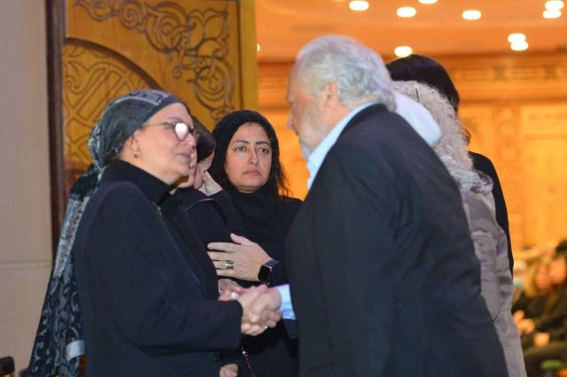 خالد زكي يقدم العزاء في أشرف عبد الغفور