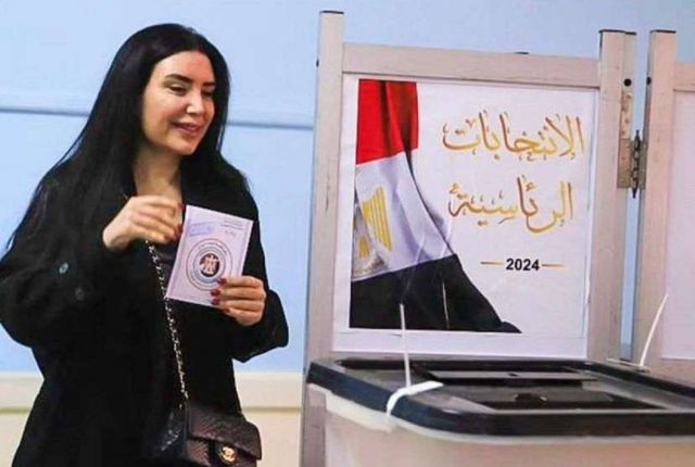 عبير صبري تدلي بصوتها في الانتخابات الرئاسية