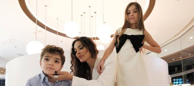 بالفيديو - نادين نسيب نجيم تغنّي وترقص مع طفليها في 