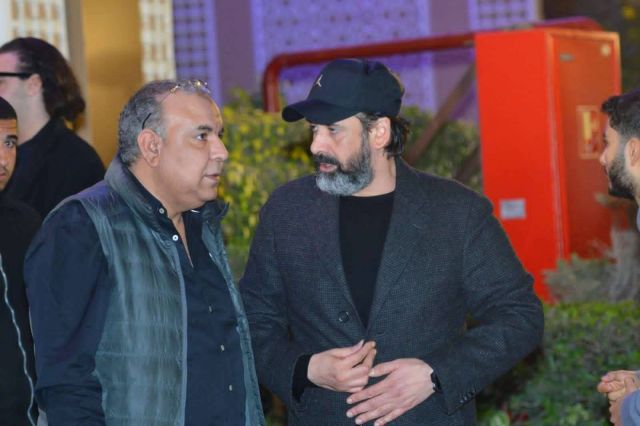 كريم عبد العزيز يغادر عزاء أشرف عبد الغفور