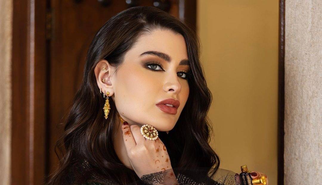 روان بن حسين باللباس الإماراتي التقليدي والبرقع الذهبي المميّز