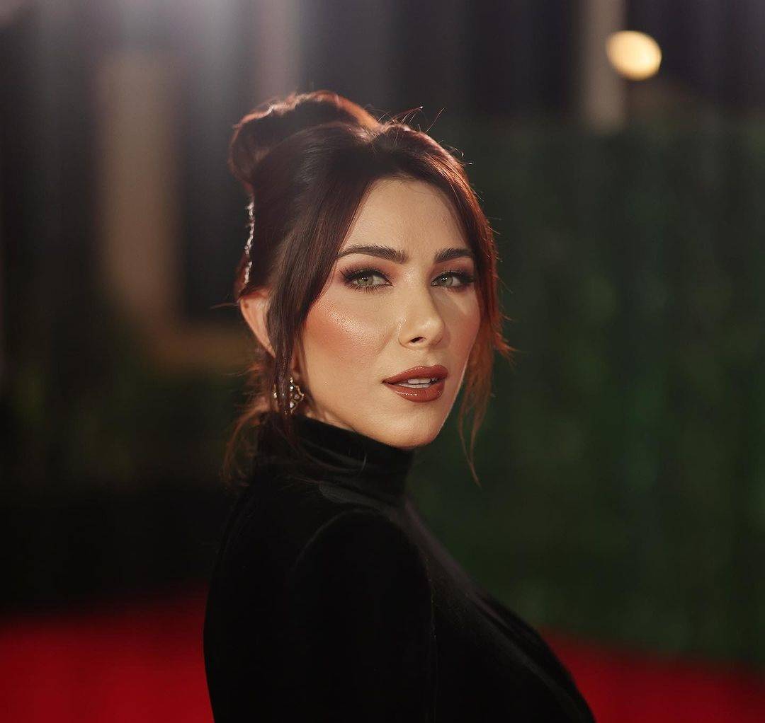 بالفيديو - دانييلا رحمة تستعرض الديكورات الذهبية الفخمة في منزلها