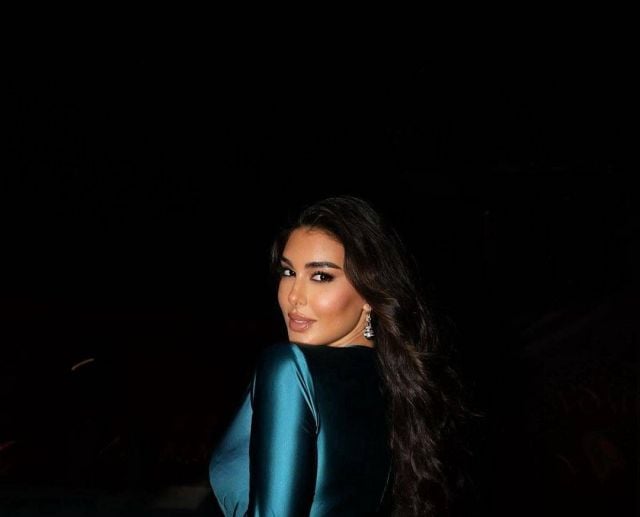 ياسمين صبري تلفت الأنظار بصورها بالحجاب