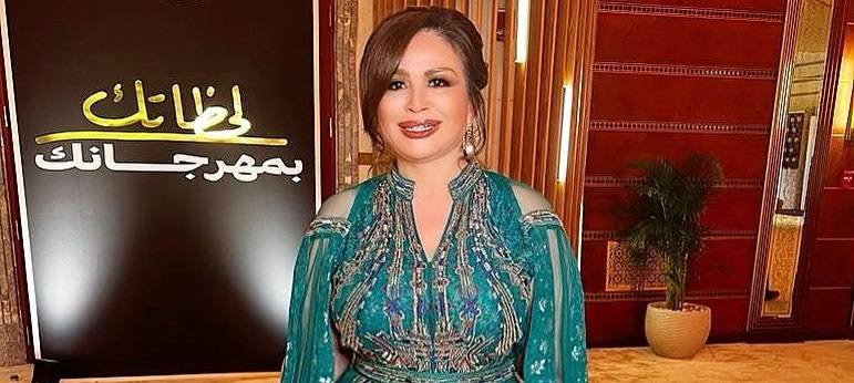 إلهام شاهين تؤدي العمرة بصحبة هالة سرحان
