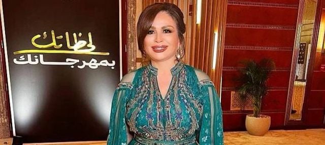 إلهام شاهين تؤدي العمرة بصحبة هالة سرحان