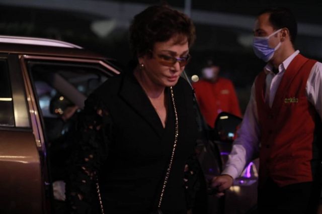 لبلبة في طريقها لعزاء شقيق أحمد حلمي