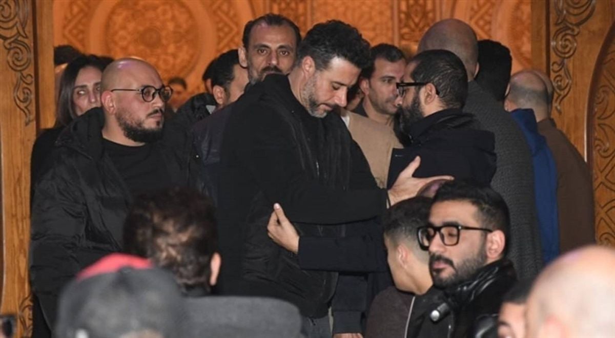بالفيديو والصور - نجوم الفن يحتشدون لمواساة أحمد حلمي في عزاء شقيقه