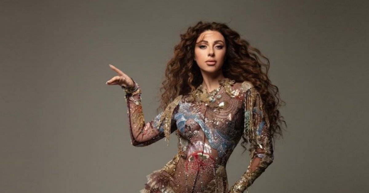 بالفيديو - ميريام فارس تزيّن شجرة الميلاد وتحضّر الزينة بنفسها