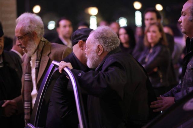 يحيى الفخراني ونبيل الحلفاوي في طريقهما لتقديم العزاء