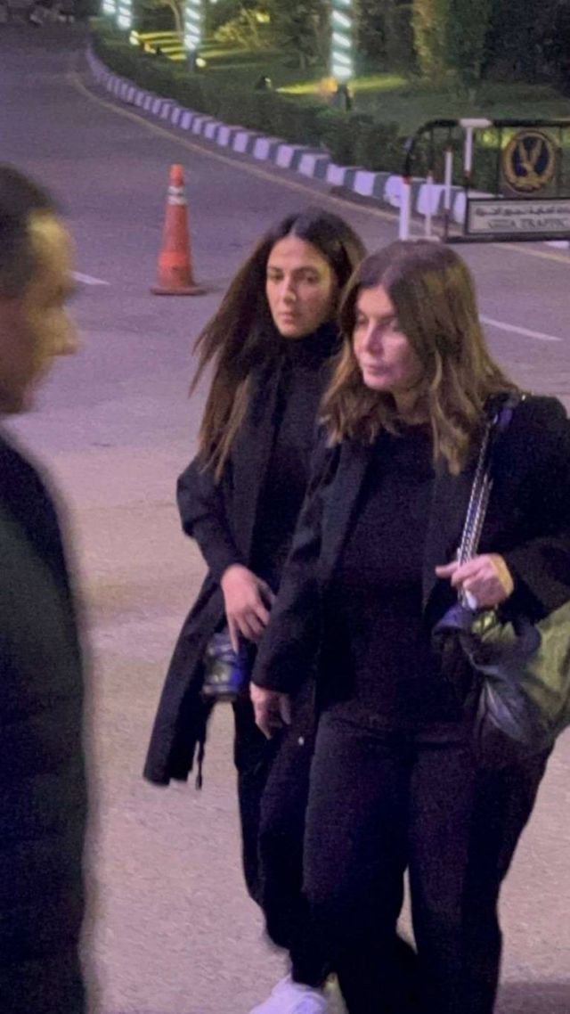 ميرفت أمين ودنيا سمير غانم في عزاء أشرف عبد الغفور