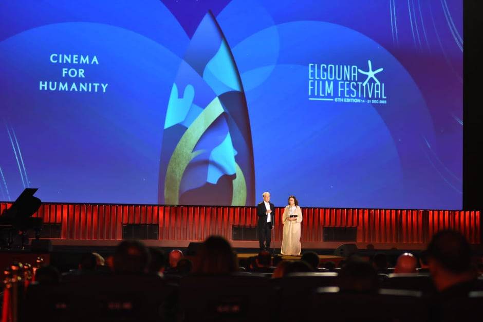 نجمات خالفن الأسود في افتتاح 