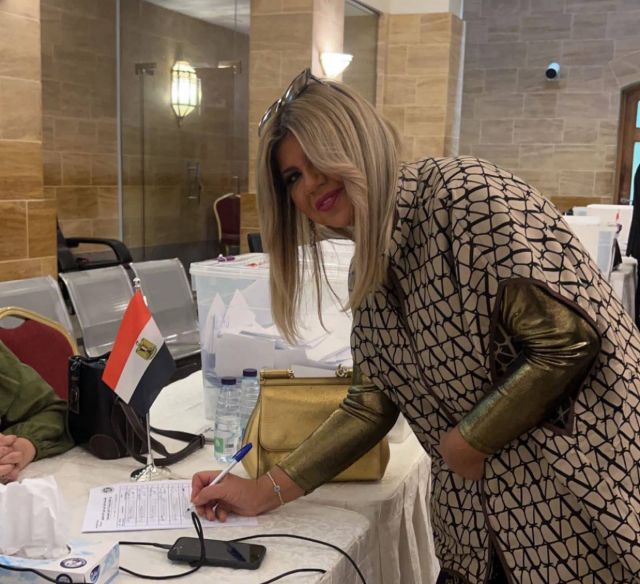 بوسي شلبي تدلي بصوتها