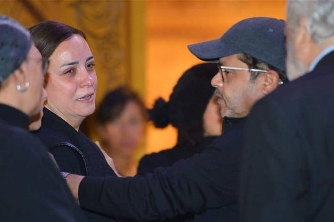 محمد هنيدي يواسي ريهام عبد الغفور وسط دموعها على رحيل والدها