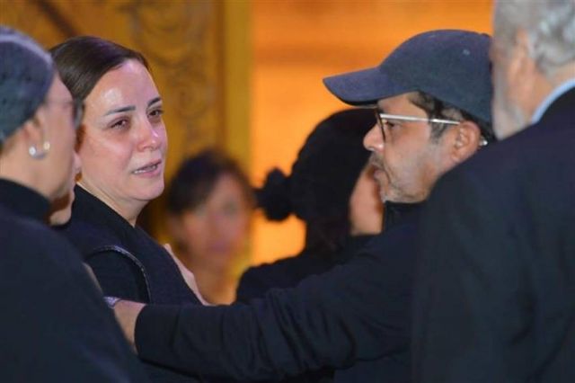 محمد هنيدي يواسي ريهام عبد الغفور وسط دموعها على رحيل والدها