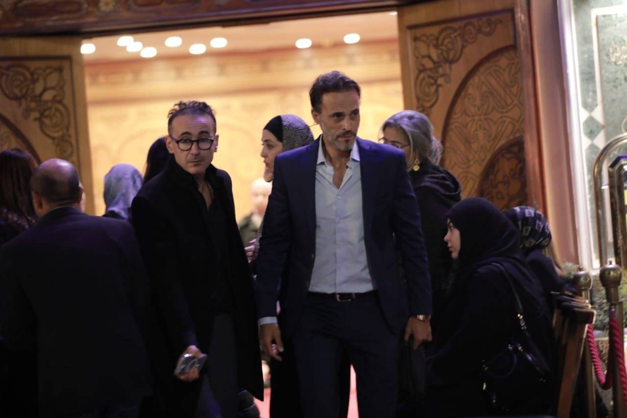 يوسف الشريف يغادر عزاء أشرف عبد الغفور