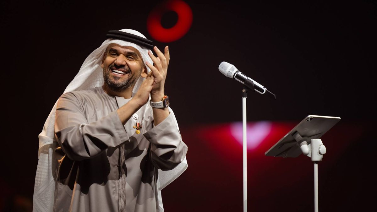 حسين الجسمي يؤدي النشيد الإماراتي على البيانو في احتفالية العيد الوطني 52