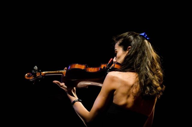 أمل القرمازي أول مايسترو عربية في أوروبا تقود حفل 