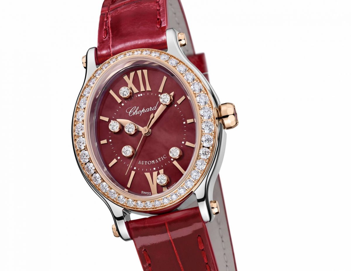 ساعة Happy Sport Oval من Chopard لون أحمر وأناقة آسرة وأنوثة طاغية