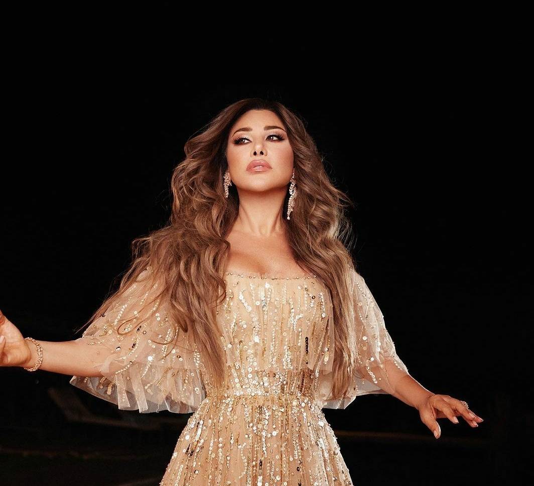 نجوى كرم تضجّ أنوثةً بفستان ذهبي... هذا سعره