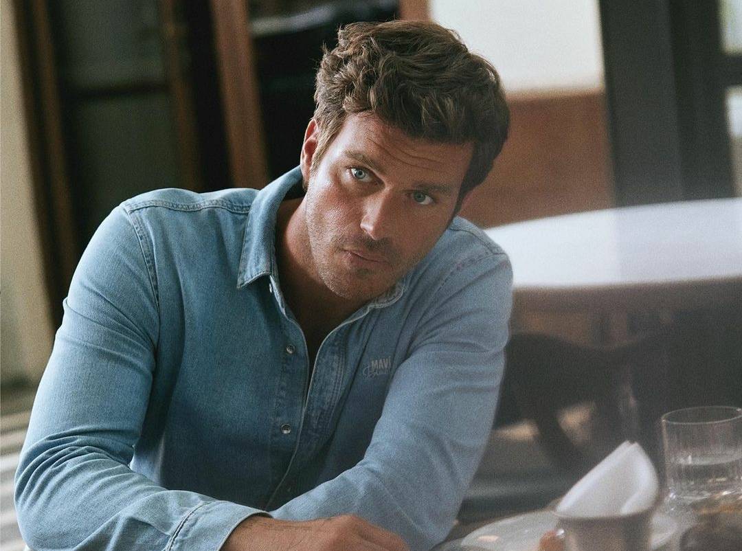 بالفيديو - كيفانش تاتليتوغ يلفت الأنظار بأناقته ووسامته في الرياض