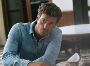 بالفيديو - كيفانش تاتليتوغ يلفت الأنظار بأناقته ووسامته في الرياض